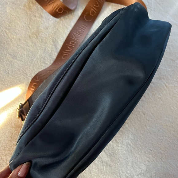 Calvin Klein ✨ Navy Blue/Tan Crossbody Bag - Picture 4 of 10